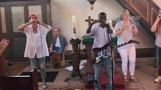 Elisha Mbukwa bei einer Probe in der Evangelischen Kirche Hammelbach.