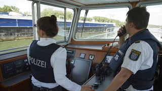Unterwegs auf dem Rhein mit Yvonne Hartmann und Dirk Engelmann von der Polizeistation Gernsheim.