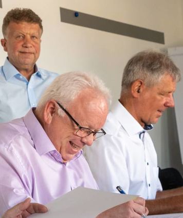 Bei der Vertragsunterzeichnung (von links): KMB-Geschäftsführer Frank Daum, Groß-Rohrheims Bürgermeister Rainer Bersch und Helmut Glanzner, Bürgermeister von Einhausen.