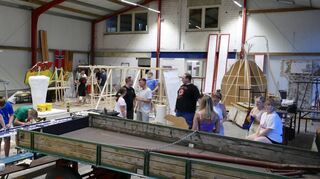 Kurz nach der Fertigstellung der neuen Halle haben die Kerwegruppen die neuen Räumlichkeiten des VzEdT in Beschlag genommen, um die Motivwagen für den Umzug zu bauen.