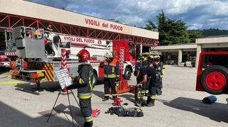 „Vigili del Fuoco“ heißt Feuerwehr auf Italienisch. Einige Mitglieder der Bensheimer Feuerwehr waren jetzt für einen Austausch mit Kollegen zu Gast in Riva.