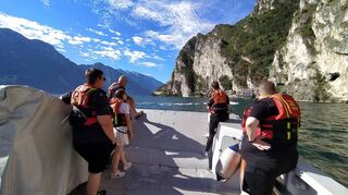 Bei ihrem Besuch in Riva waren die Aktiven der Bensheimer Feuerwehr auch mit einem Boot der italienischen Kameraden auf dem Gardasee unterwegs.