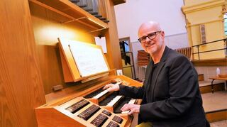 Organist Martin Lücker spielte beim Eröffnungskonzert der Bensheimer Orgelwochen in der Michaelskirche.
