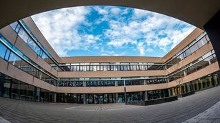 Vorerst ohne zusätzliche Klassenräume müssen die Schüler und Lehrer des Heppenheimer Starkenburg-Gymnasiums auskommen. Erst zum Schuljahresbeginn 2023/24 sollen nun die neun neuen Klassenräume in Modulbauweise errichtet werden.