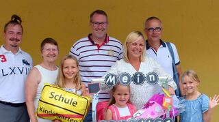 Heute beginnt die Schule in Hessen wieder. Schon vor diesem ersten Schultag wurden die Einhäuser Erstklässler aufgenommen. 54 Kinder feierten am Samstag in der Grundschule an der Weschnitz ihren ersten Schultag.