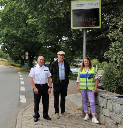 Ortstermin am neuen Verkehrsdisplay vor der Gadernheimer Mittelpunktschule: Von links Polizeihauptkomissar Garry Krug, Bürgermeister Andreas Heun sowie Anita Konietzka vom Ordnungsamt.