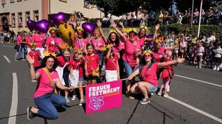 Hingucker in Pink: Die Frauenfastnachterinnen präsentierten sich in närrischer Frühform.