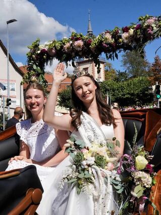 Die Bensheimer Blütenkönigin Gina stilecht umgeben von bunten Blumen.