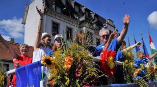 Auf dem Europa-Wagen fuhren Bürgermeisterin Christine Klein und Stadtverordnetenvorsteherin Christine Deppert mit.