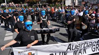 Der Musikverein der TSV Auerbach war mit blauen Masken als Blue Man Group unterwegs.
