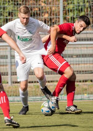 Umkämpftes Derby; hier streiten sich m Patrick Kllöss (links/SV Lindenfels) und Michael Kredel (SV Winterkasten) um den Ball.