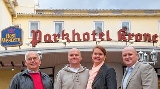 <p>Neue Betreiber: Peggy und Stanislav Matas (Mitte) wollen das Parkhotel "Krone" wieder zum Glänzen bringen. Das freut auch Karl-Wilfried Hamel (links), Vorsitzender des Auerbacher Kur- und Verkehrsvereins sowie Stefan Ley von der Prince-Hotelgesellschaft Deutschland.</p>