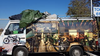mid Groß-Gerau - Durch Airbrush wird dieser Bus zum echten Hingucker bei der Veterama.