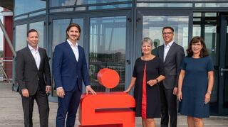 Der Vorstand der Sparkasse Bensheim mit (v. l.) Torsten Wienold, Sebastian Rösel, der Verwaltungsratsvorsitzenden und Bensheimer Bürgermeisterin Christine Klein, dem Vorstandsvorsitzenden Johann Erich Schulz und Birgit Kissel.