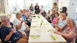 Lange musste wegen Corona pausiert werden, nun können Interessierte wieder am Mittagstisch Platz nehmen.