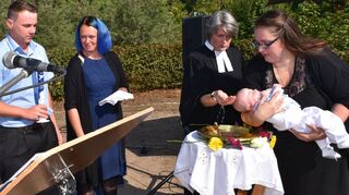 Beim Gottesdienst an der Weschnitz wurden fünf Kinder getauft. Dazu gehörte auch Aaron aus Einhausen. Unser Bild zeigt die Taufe, vorgenommen von Pfarrerin Beatrice Northe.