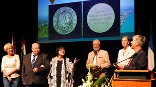 Bei der Jubiläumsfeier „25 Jahre Partnerschaft Bensheim – Klodzko“ im Parktheater wurde die Freundschaftsplakette der Stadt Bensheim dreimal verliehen. Die Auszeichnung erhielten Johanna Adler (3.v.l.), Mieczyslaw Bromboszcz (2.v.l.) und Jerzy Zerlaszkiewcz, dessen Ehefrau (l.) stellvertretend an der Veranstaltung teilnahm. Unser Bild zeigt außerdem (v.r.) Bürgermeisterin Christine Klein, Stadtverordnetenvorsteherin Christine Deppert und den Moderator Berthold Mäurer.