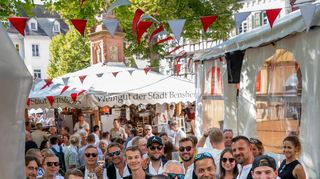 Mit den Kollegen beim Winzerfest gemeinsam Spaß haben: Am Tag der Betriebe herrschte im Winzerdorf und in der Innenstadt wieder jede Menge Betrieb.