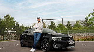 mid Groß-Gerau - Seit zehn Jahren Opel-Markenbotschafter: Fußball-Legende Jürgen Klopp an seinem neuen Astra mit Plug-in-Hybrid.
