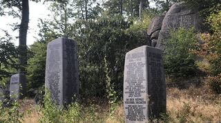 Das Ehrenmal der Stadt Lindenfels thront im Buchenwald am Schenkenberg. Vor 100 Jahren wurde es errichtet, in Gedenken an die Opfer des Deutsch-Französischen Krieges und des Ersten Weltkriegs. In den 50er Jahren wurde es umgestaltet und erinnert seitdem auch an die Toten des Zweiten Weltkriegs.