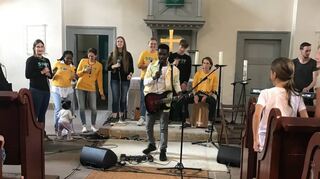 Im Rahmen des Life-Festivals hat der tansanische Musiker Elisha Mbukwa einen Workshop in der Lindenfelser Kirche veranstaltet.
