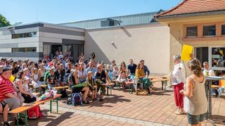 Schulleiterin Jutta Rothfritz (3.v.r.) begrüßte die neuen Erstklässler und ihre Eltern. Insgesamt gab es drei Aufnahmefeiern.