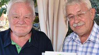 Klaus Eberle (r.) gratulierte Jubilar Hans Grimm im Namen der Stadt und für den Obst- und Gartenbauverein zum 80. Geburtstag.
