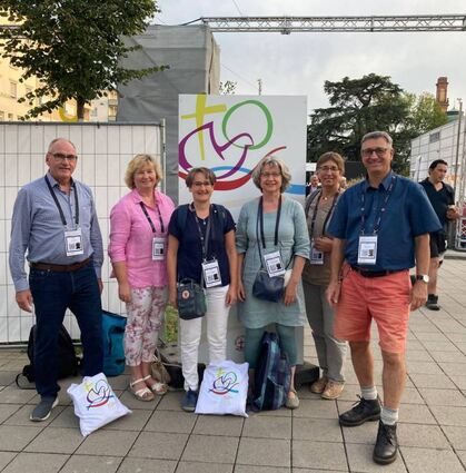 Dekan Arno Kreh mit Karin Ritter, Nina Nicklas-Bergmann, Silke Bienhaus, Sabine Allmenröder und Tilman Pape (von links) in Karlsruhe.