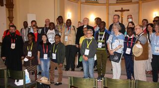 Zum Auftakt des Besuchs einer Delegation vom Karlsruher ÖRK-Treffen in Bensheim gab es einen Gottesdienst mit Christen aus aller Welt in der Bensheimer Michaelskirche; in der Bildmitte im Talar Pfarrer Stefan Kunz.