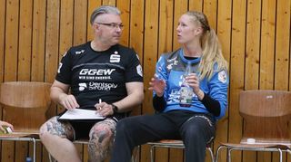 Wegen der Verletzung von Vanessa Fehr lastet die Verantwortung im Flames-Tor derzeit vor allem auf Helen van Beurden (re.) – Tor-warttrainer Jean-Christophe Zimmermann (li.) muss sie besonders gut auf ihre Aufgaben vorbereiten.