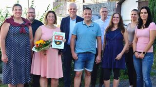 In einer Feier im Kreise ihrer Kollegen würdigte Lautertals Bürgermeister Andreas Heun die Gemeindemitarbeiterin Nadine Werner (dritte von links) für ihre 25-jährige Treue zur Gemeindeverwaltung Lautertals.