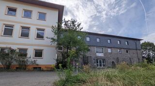 Für die ehemalige Jugendherberge an der Langen Schneise in Zwingenberg interessiert sich nach Angaben von Rathauschef Holger Habich ein Investor, der dort gerne Wohnungen und Büros schaffen würde. Die CDU hatte bei ihrer Sommertour einen Zwischenstopp an der denkmalgeschützten Immobilie eingelegt.