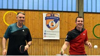 25 Jahre nach dem VfL-Konkurs feiert der Tischtennisclub Heppenheim Jubiläum. Für das Foto stehen Kassenwart Jürgen Dreißigacker (links) und Vorsitzender Maximilian Schaumann entspannt an der Platte.