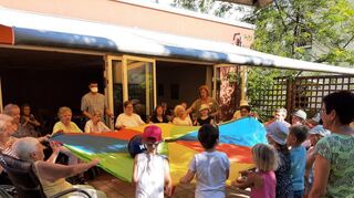 Um Ferienerlebnisse ging es beim Projekt „Jung trifft Alt“ in St. Vinzenz. Die Kinder hatten den Senioren allerhand zu erzählen.