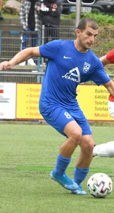Mit Überraschungsrückkehrer Leonardo Muzhaqui (li., noch im TSV-Trikot) hat das Reichenbacher Offensivspiel an Stärke gewonnen. „Wir müssen höllisch aufpassen“, warnt Kevin Schröder (re.), Trainer von Gegner SV Lindenfels.