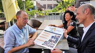 Zwingenberg, Terrasse „Bunter Löwe“, Ankündigung Musik-Collagen, 07.09.2022, Foto: Thomas Zelinger,auf dem Foto (von links): Musiker Michael Veit, Künstlerin Ulrike Fried-Heufel, Bürgermeister Dr. Holger Habich