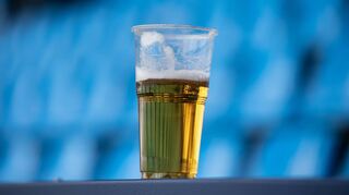 Wie viel soll ein Glas Bier auf der Hofheimer Kerb kosten? Der TV Hofheim setzt die von den anderen Vereinen beschlossene Preiserhöhung auf drei Euro nicht um.