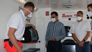 Notfallsanitäter Manuel Distler (v.l.) erläuterte Sven Wingerter, Kai Jugenheimer und Marius Schmidt im Rettungswagen die Funktionsweise des „Lifepaks“ mit Defibrillator und Monitor.