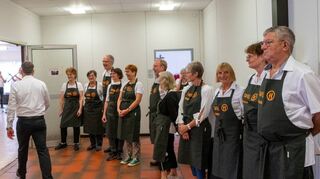 Die Benefiz-Aktion der Bensheimer Tafel am Samstag hat gemundet: 80 zahlende Gäste bekamen ein Überraschungsmenü serviert. Bensheimer Gastronomiebetriebe hatten die Gänge zusammen- und sich damit in den Dienst der guten Sache gestellt. Gegessen wurde witterungsbedingt im Pfarrzentrum Sankt Laurentius.