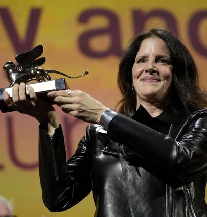 Stolze Gewinnerin: Laura Poitras, Regisseurin aus den USA, hält den Goldenen Löwen für den besten Film für „All the Beauty and the Bloodshed“ während der Abschlusszeremonie der 79. Filmfestspiele von Venedig.