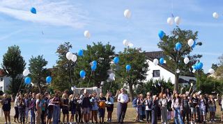 Alle Fünftklässler der Siemens-Schule ließen Ballons fliegen. Wessen Ballon am weitesten fliegt, soll einen Preis erhalten.