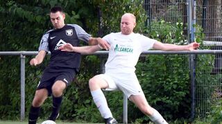 Der Lindenfelser Andreas Höly (rechts) kann Andre Gehrig nicht an der Flanke hindern, die schließlich zum 2:0 für die SG Reichen-bach führt.