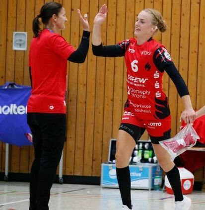 Flames-Trainerin Heike Ahlgrimm (li.) klatscht beim Team-Einlauf Leonie Kockel ab.