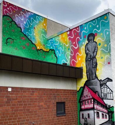 Künstler Julian „Deafman“ Bock hat das erste Graffiti-Werk zur Verschönerung der Bürgerhalle Jugenheim vollendet.