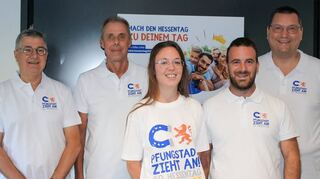 Das Pfungstädter Hessentagspaar bilden jetzt Natalie Reining und Simon Schmitz. Flankiert wird das Paar von Projektgruppenleiter Thomas Rädchen (links), dem Pfungstädter Hessentagsbeauftragten Friedhelm Büchsel (Zweiter von links) und Stadtverordnetenvorsteher Oliver Hegemann (rechts).