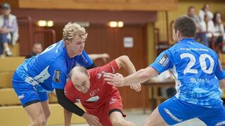 Lampertheims Lukas Heiler (Mitte) versucht, sich gegen die Büttelborner Kevin Jourdan (l.) und Philipp Jakob durchzusetzen.