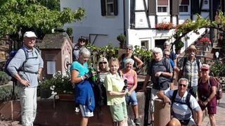 Eine kleine Pause legten die Einhäuser Wanderer im Rahmen ihres Ausflugs in die Pfalz an einem Steintrog in Burrweiler ein.