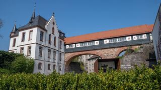 Die Zukunft der Liebfrauenschule ist nun endgültig gesichert. Das Bistum Mainz und der neue Träger, das Kolping-Bildungswerk Württemberg, haben den finalen Vertrag unterzeichnet. Offiziell übernimmt das Bildungswerk zum 1. August 2023 die Trägerschaft des Mädchengymnasiums.