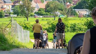 Auch in den Hochphasen der Coronavirus-Pandemie versuchten die Akteure des Familienzentrums Zwingenberg ihr Kursangebot aufrechtzuerhalten. Der Babytreff beispielsweise, der eigentlich im Alten Amtsgericht stattfindet, wurde im Jahr 2021 kurzerhand zum Spaziergang umfunktioniert und ins Freie verlegt.