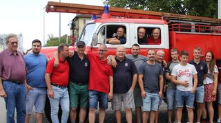 Mit der Feuerwehr von Wil ist die Lorscher Feuerwehr freundschaftlich verbunden. Jetzt waren die Lorscher zum Sommerfest in die Schweiz eingeladen. Sie erhielten in St. Gallen außerdem eine spezielle Feuerwehrführung in der Kathedrale. Unser Bild zeigt die Feuerwehren vor einem Tanklöschfahrzeug aus dem Feuerwehrmuseum.